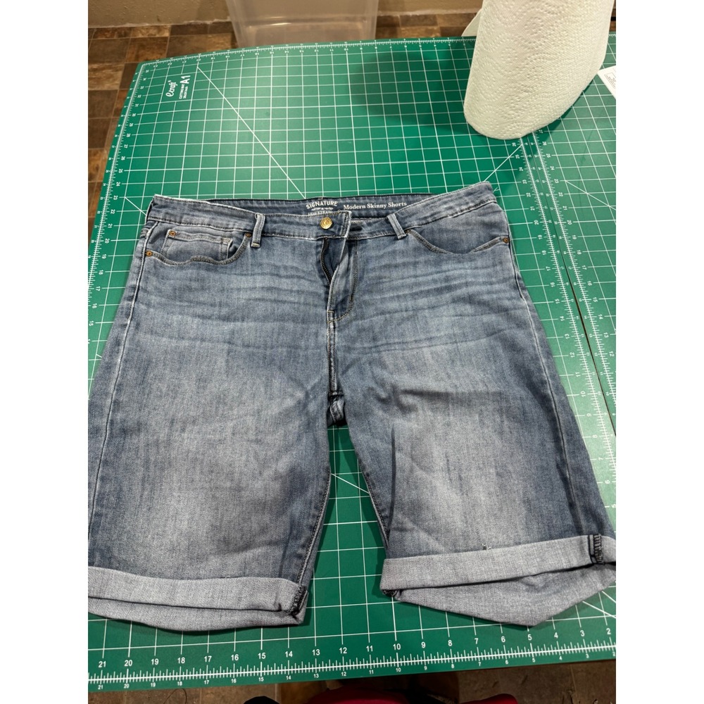 Signature by Levi Strauss Modern Skinny Shorts Medium Wash Denim Bermuda Cuffed